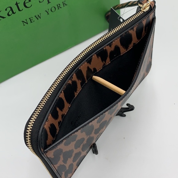 Kate Spade Lucy Medium L-Zip Wristlet
COLOR:
Multi
NWT - Picture 13 of 16
